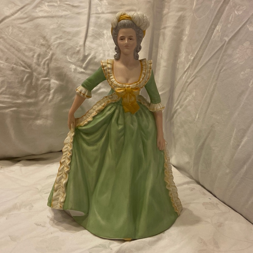 Franklin Mint “Marie Antoinette “ porcelain figurine 1982